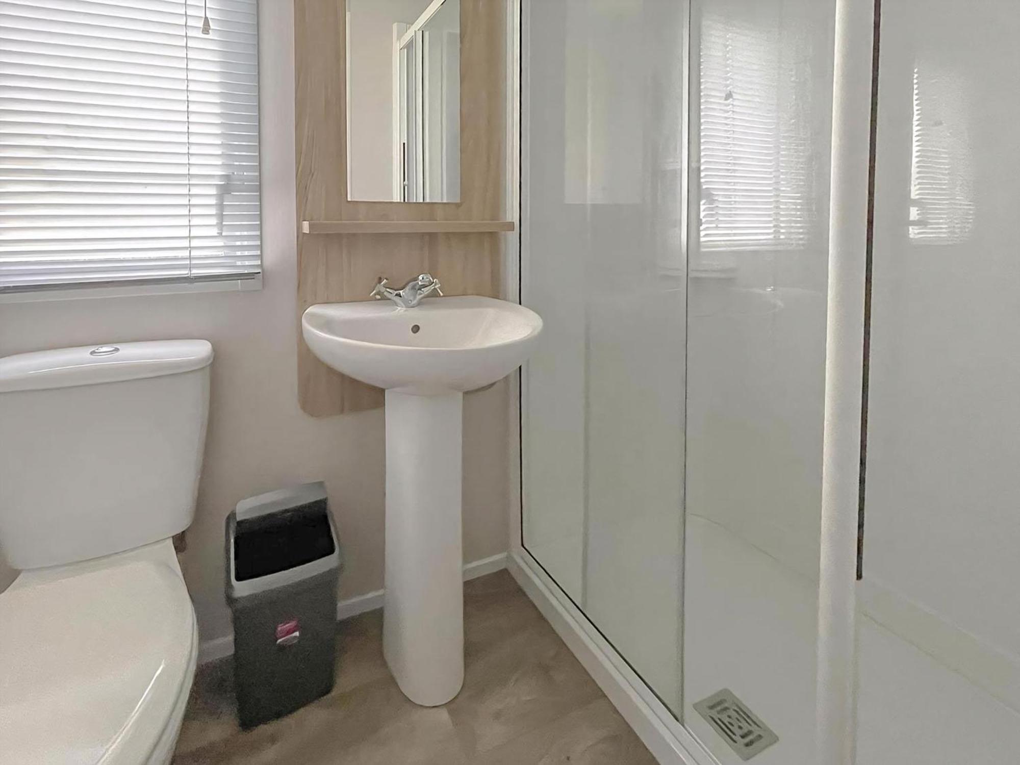 Beautiful 8 Berth Caravan With Decking At Naze Marine Park, Essex Ref 17184P Walton-on-the-Naze Exterior photo