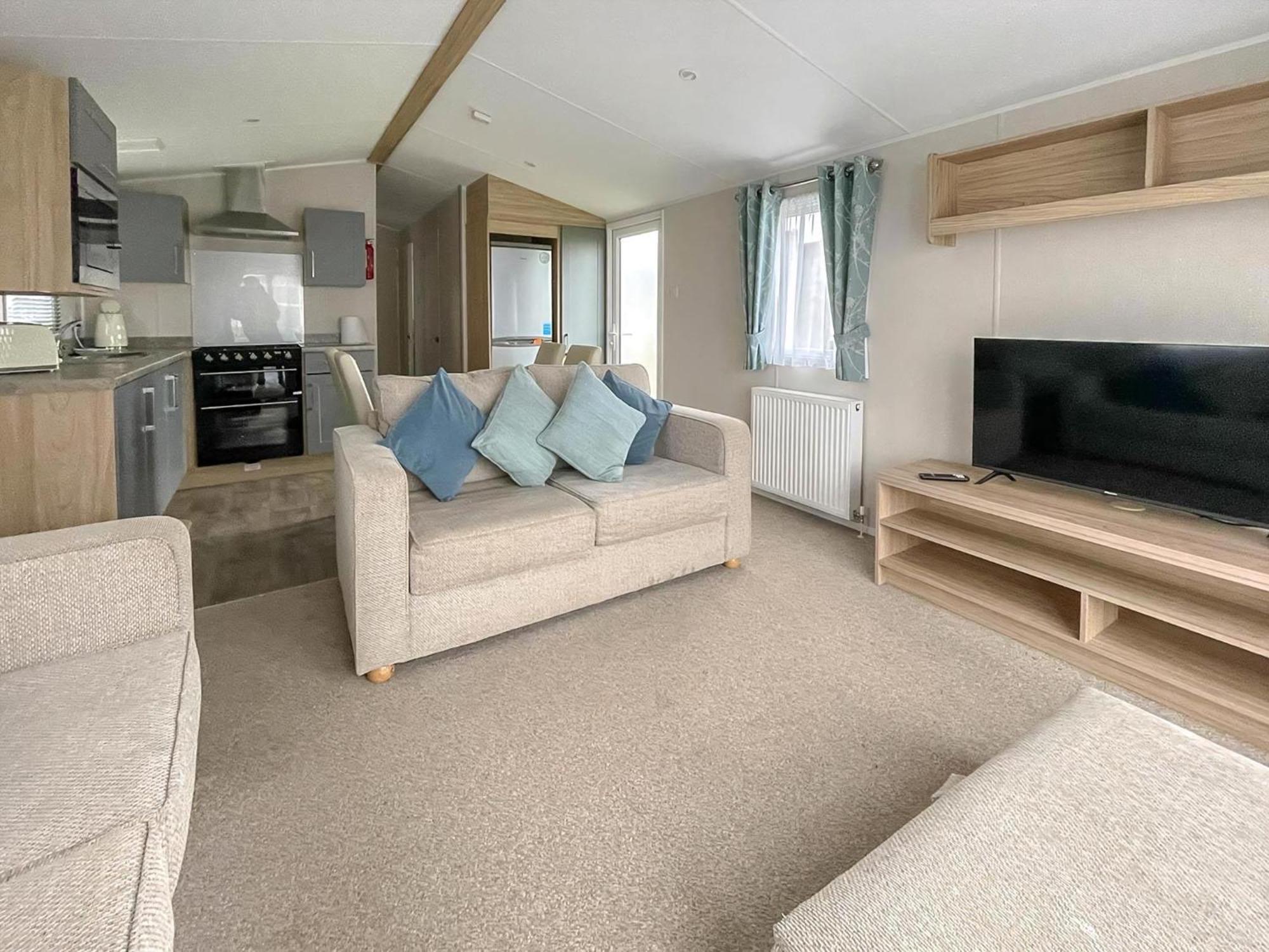 Beautiful 8 Berth Caravan With Decking At Naze Marine Park, Essex Ref 17184P Walton-on-the-Naze Exterior photo
