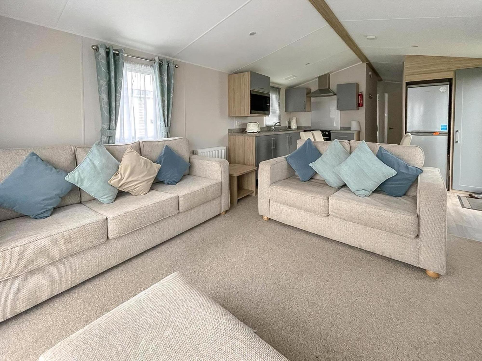 Beautiful 8 Berth Caravan With Decking At Naze Marine Park, Essex Ref 17184P Walton-on-the-Naze Exterior photo
