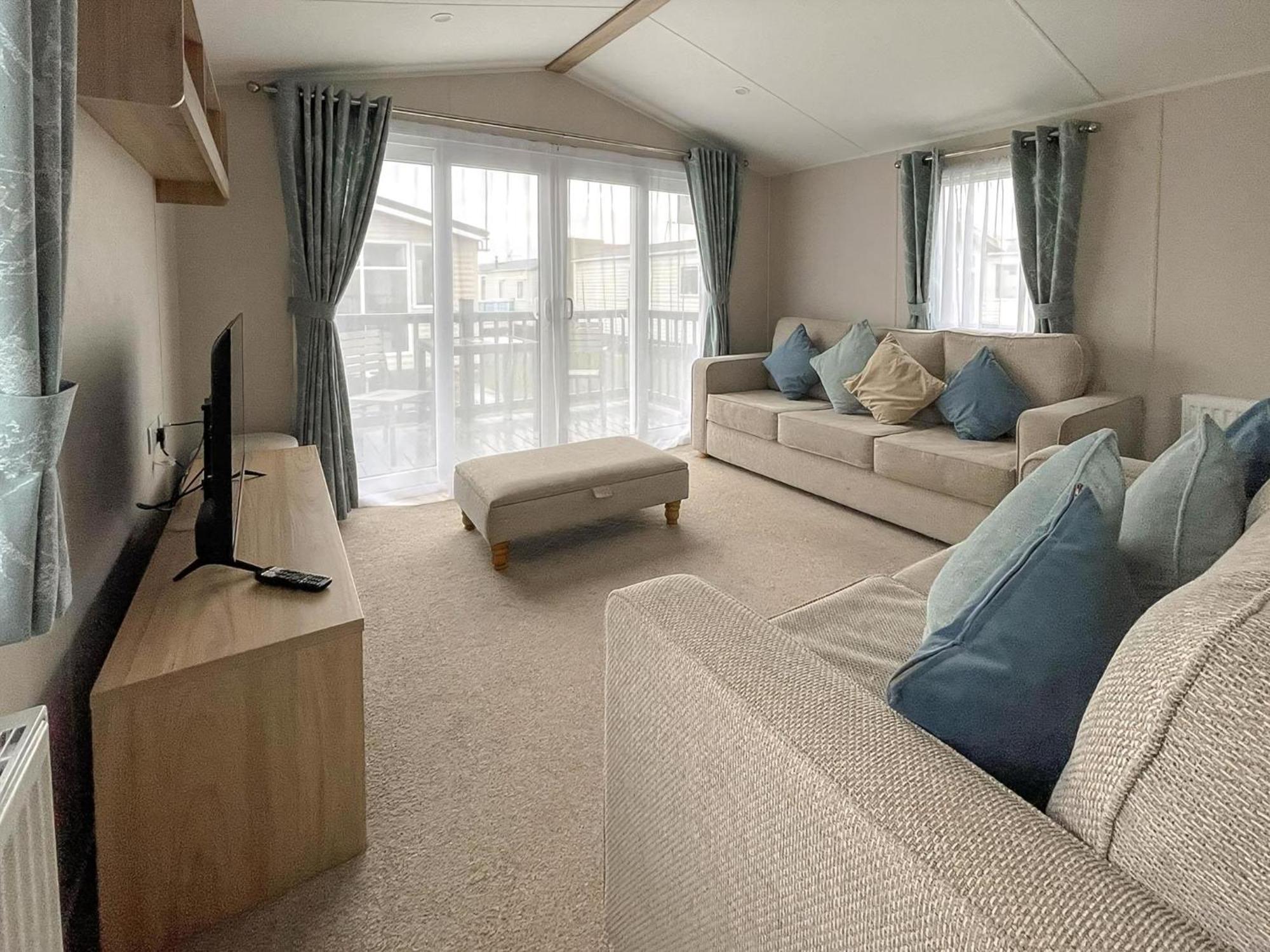 Beautiful 8 Berth Caravan With Decking At Naze Marine Park, Essex Ref 17184P Walton-on-the-Naze Exterior photo